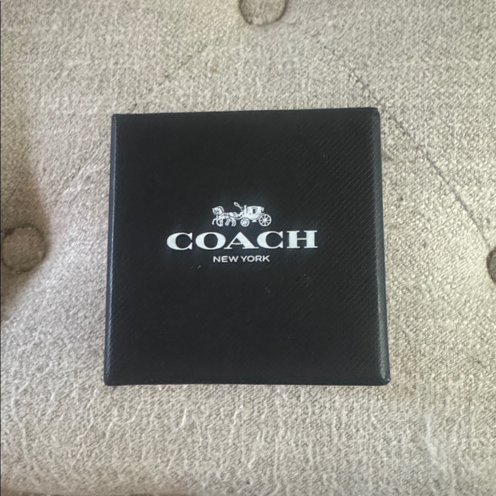 NWOT, Coach vintage gold /chalk signature earrings . - Picture 5 of 5